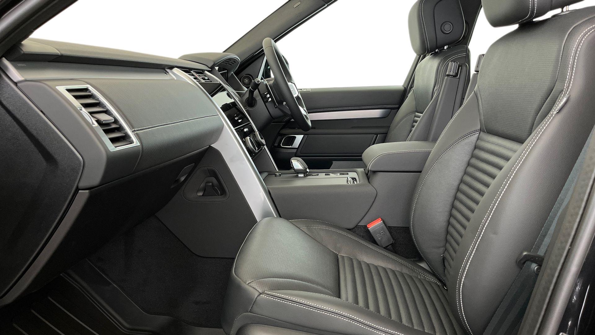 Land Rover Discovery view 3