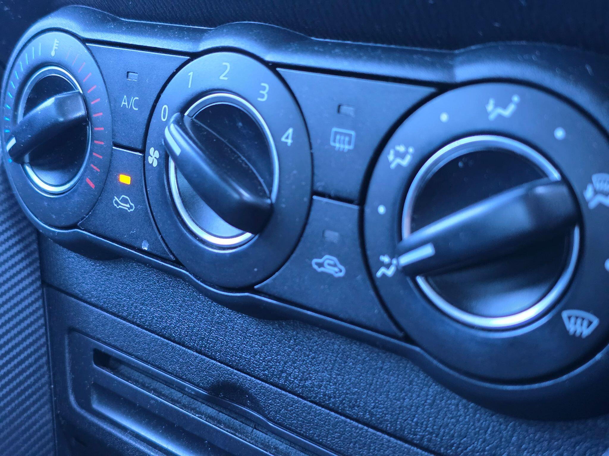 Mazda Mazda2 view 21