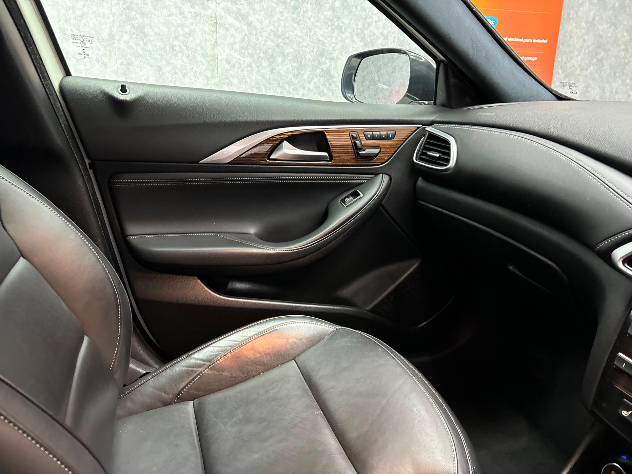 Infiniti Q30 view 15