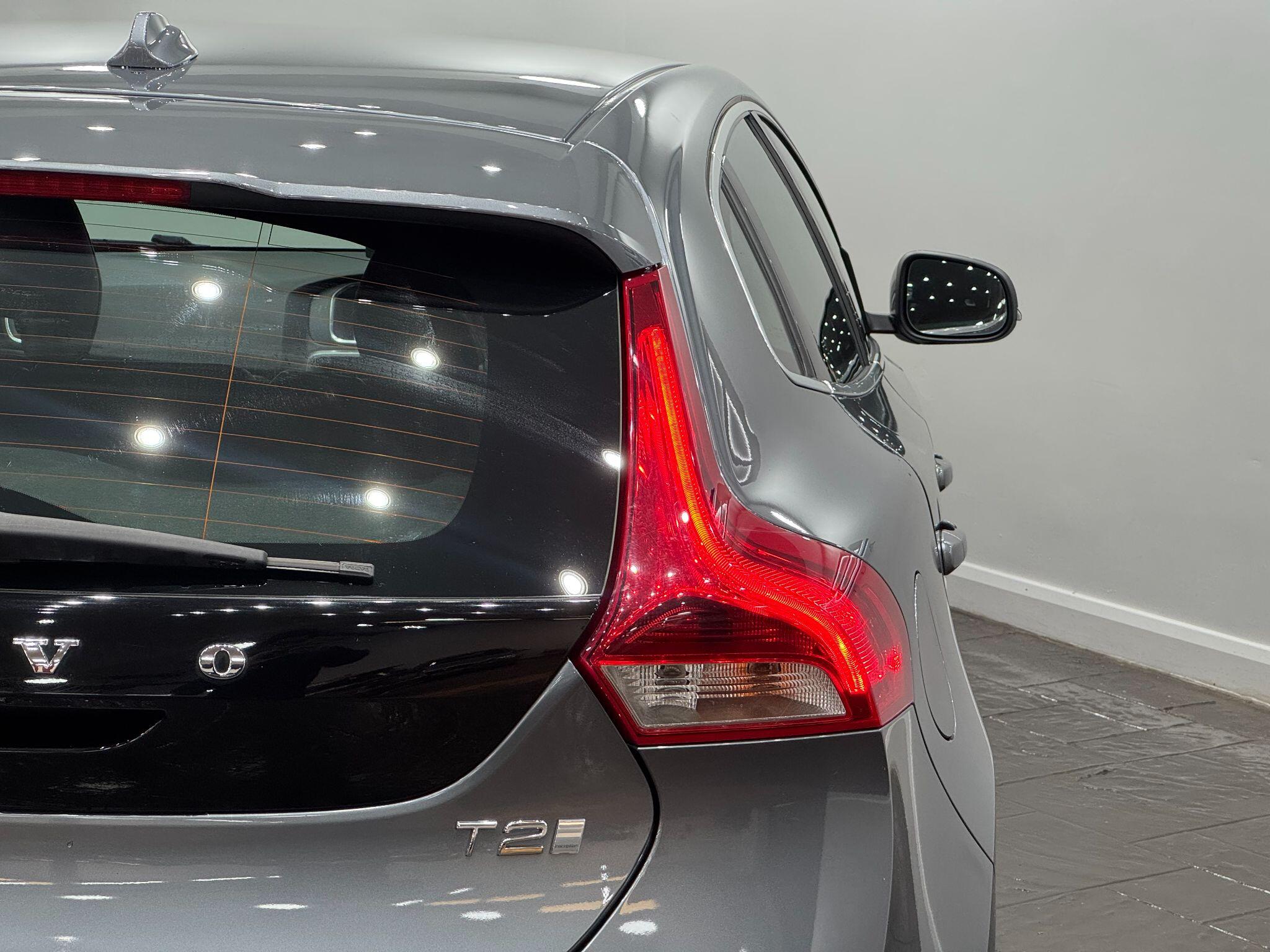 Volvo V40 view 16