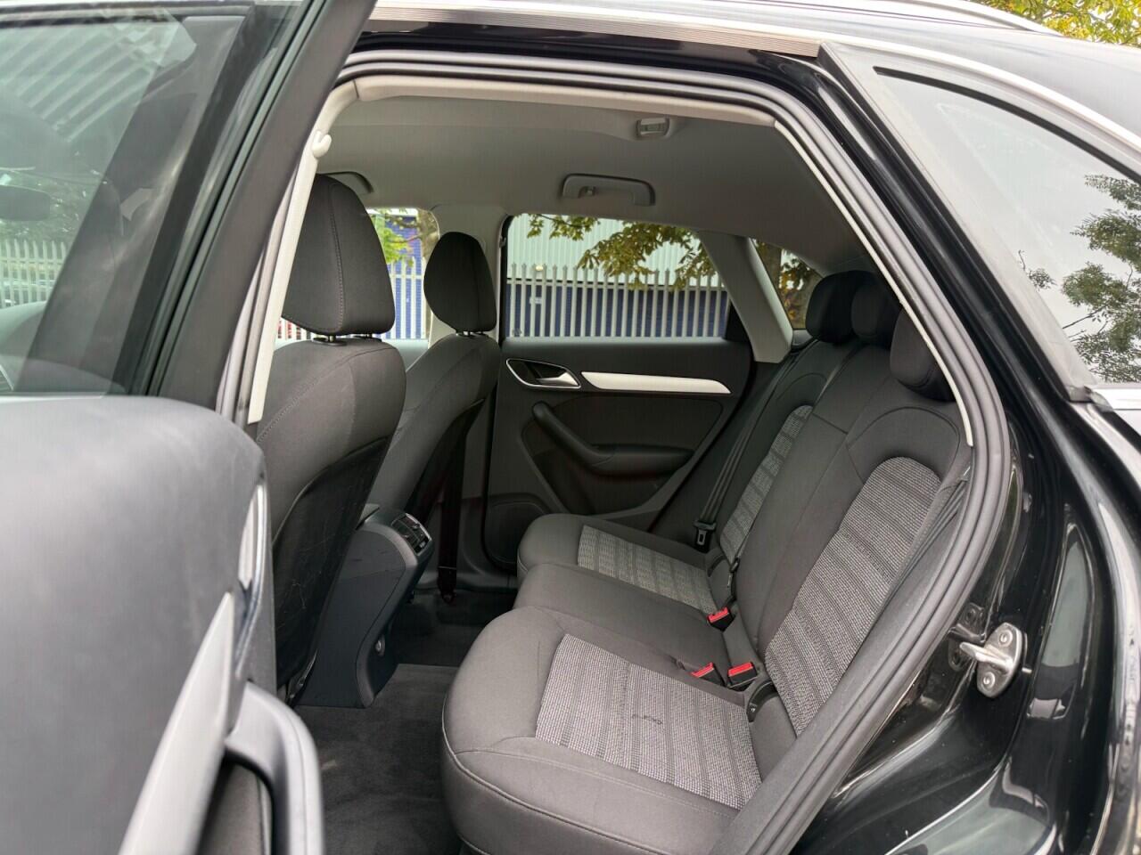 Audi Q3 view 32