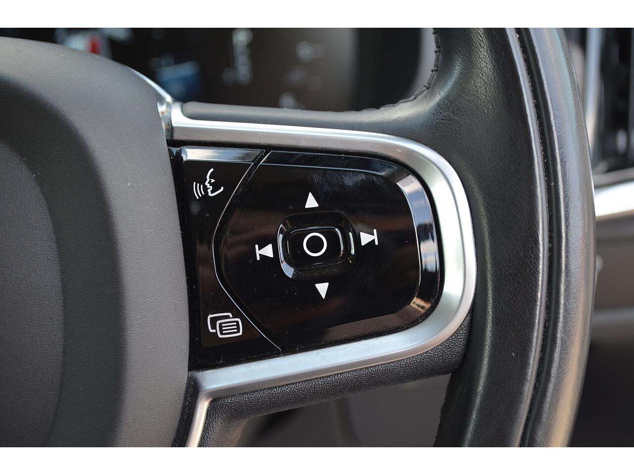 Volvo V90 Cross Country view 28
