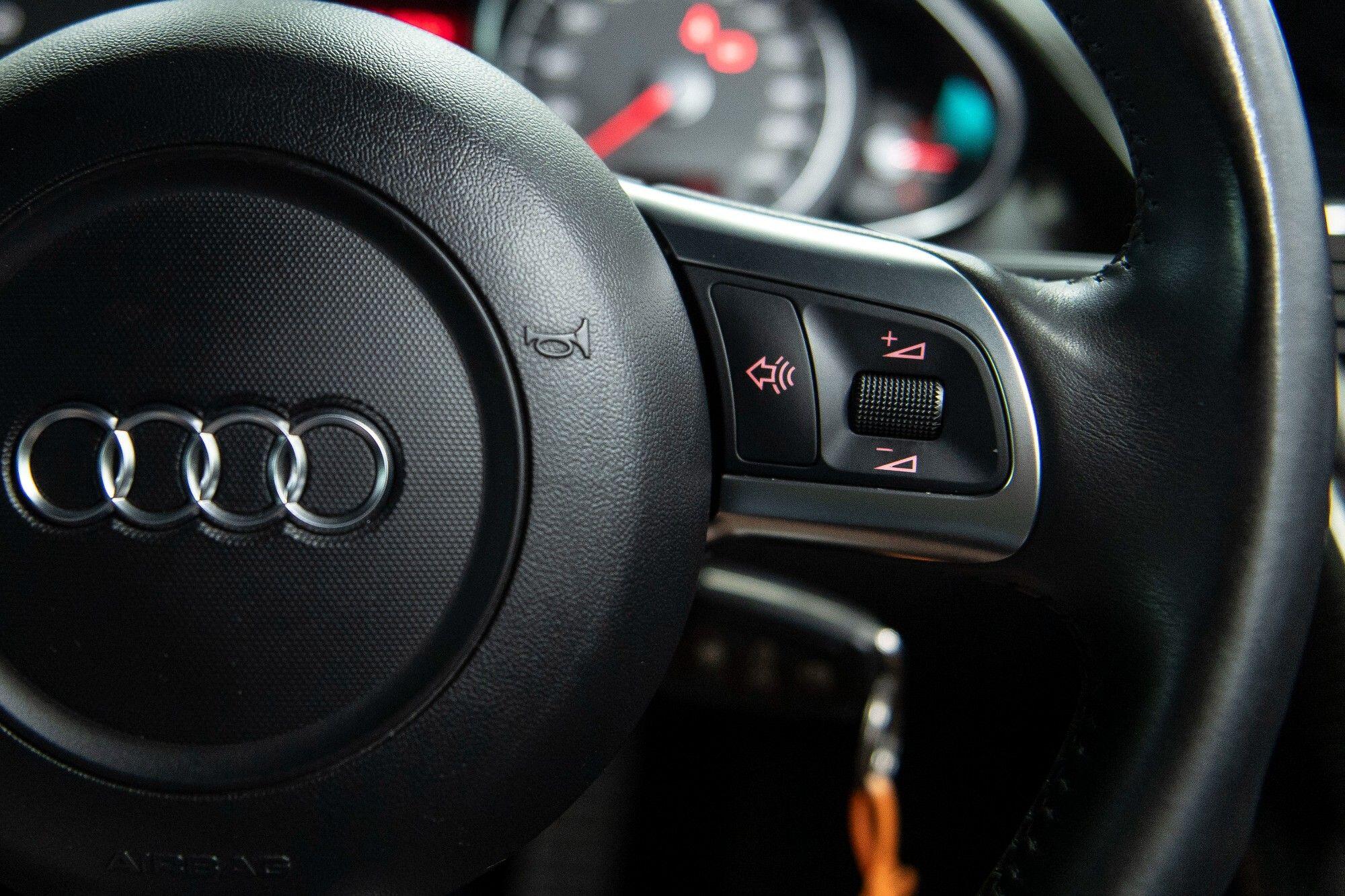 Audi R8 view 10