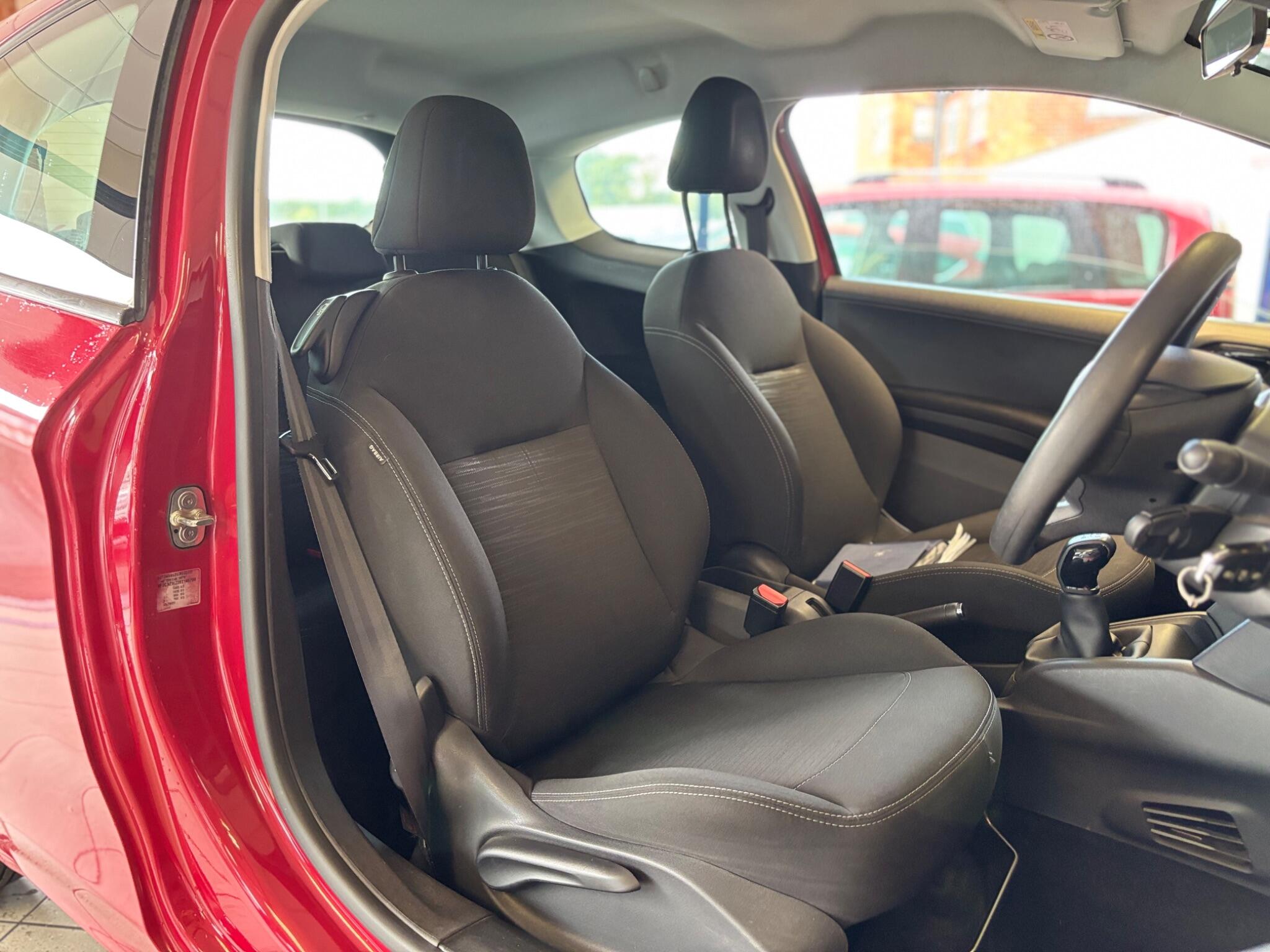 Peugeot 208 view 12