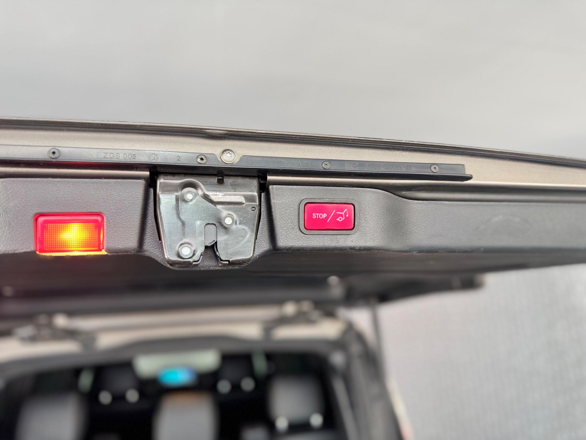 Mercedes-Benz V-Class view 31