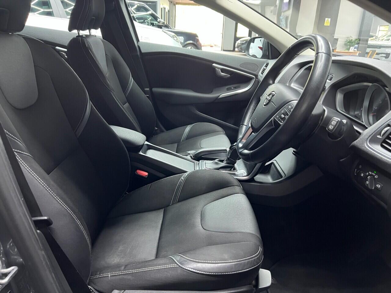 Volvo V40 view 34