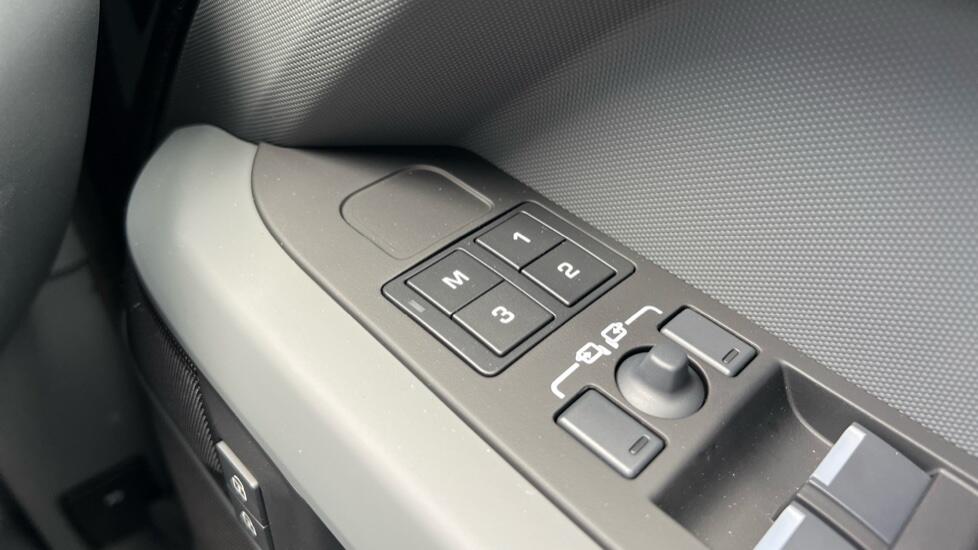 Land Rover Defender view 24