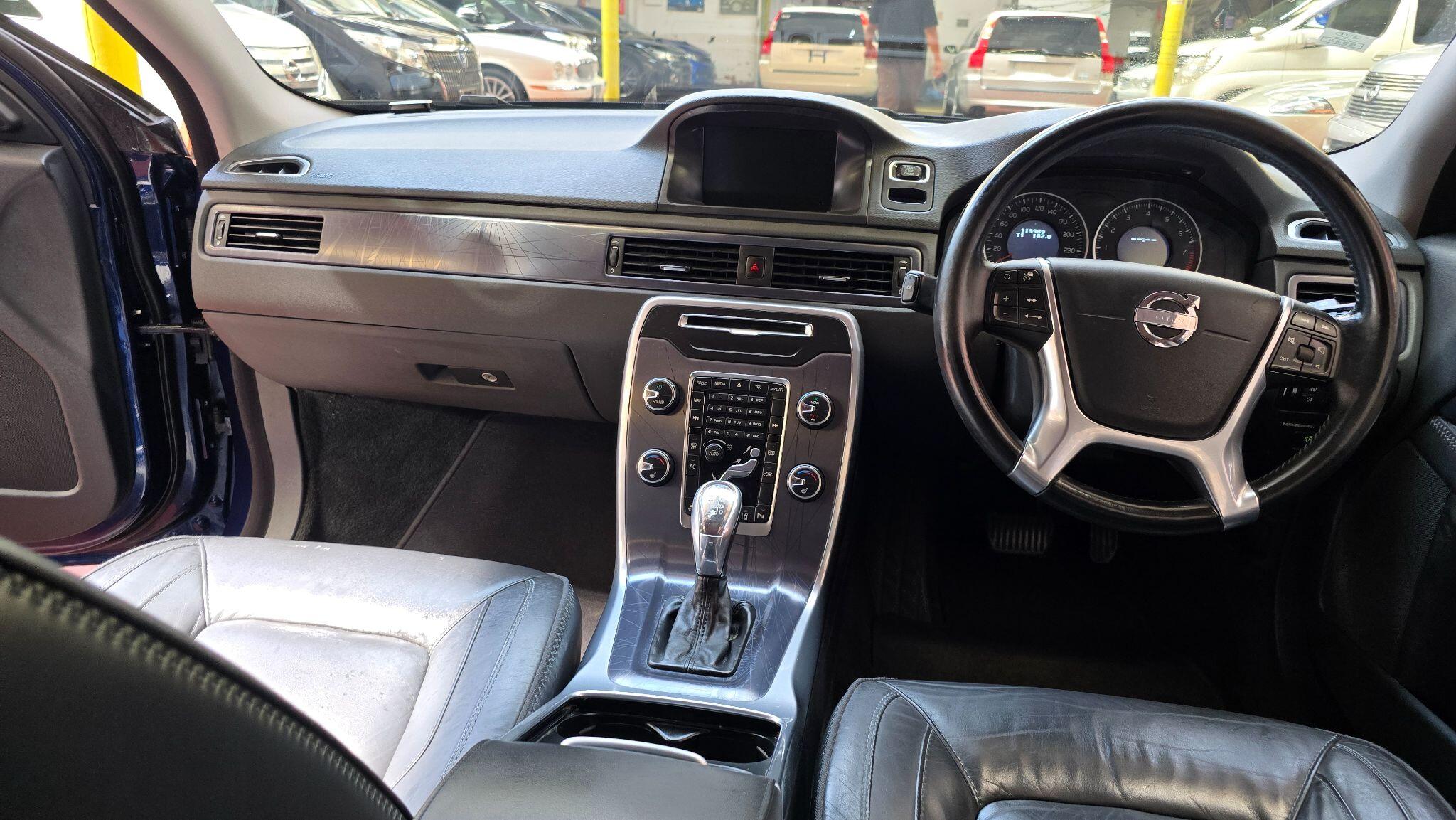 Volvo V70 view 4
