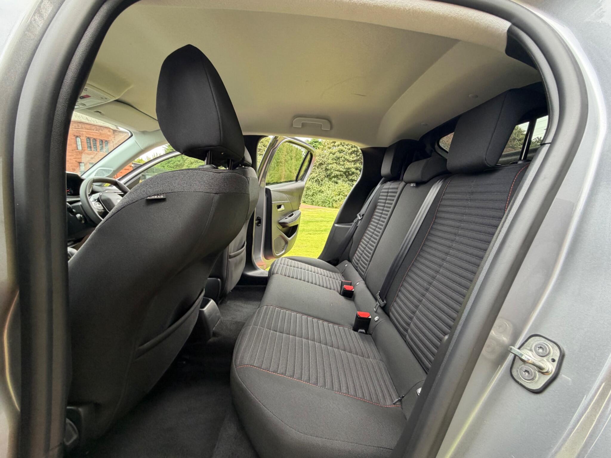 Peugeot 208 view 8