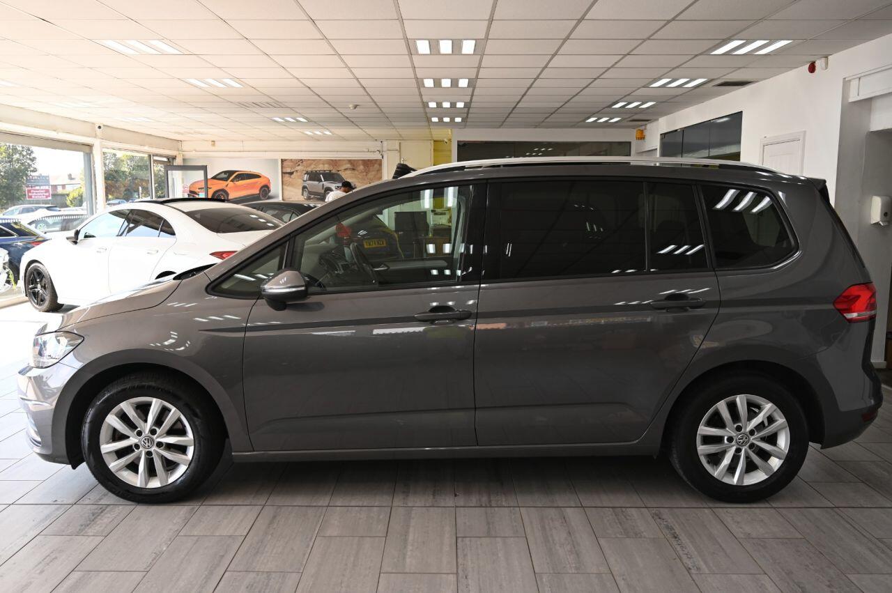 Volkswagen Touran view 4