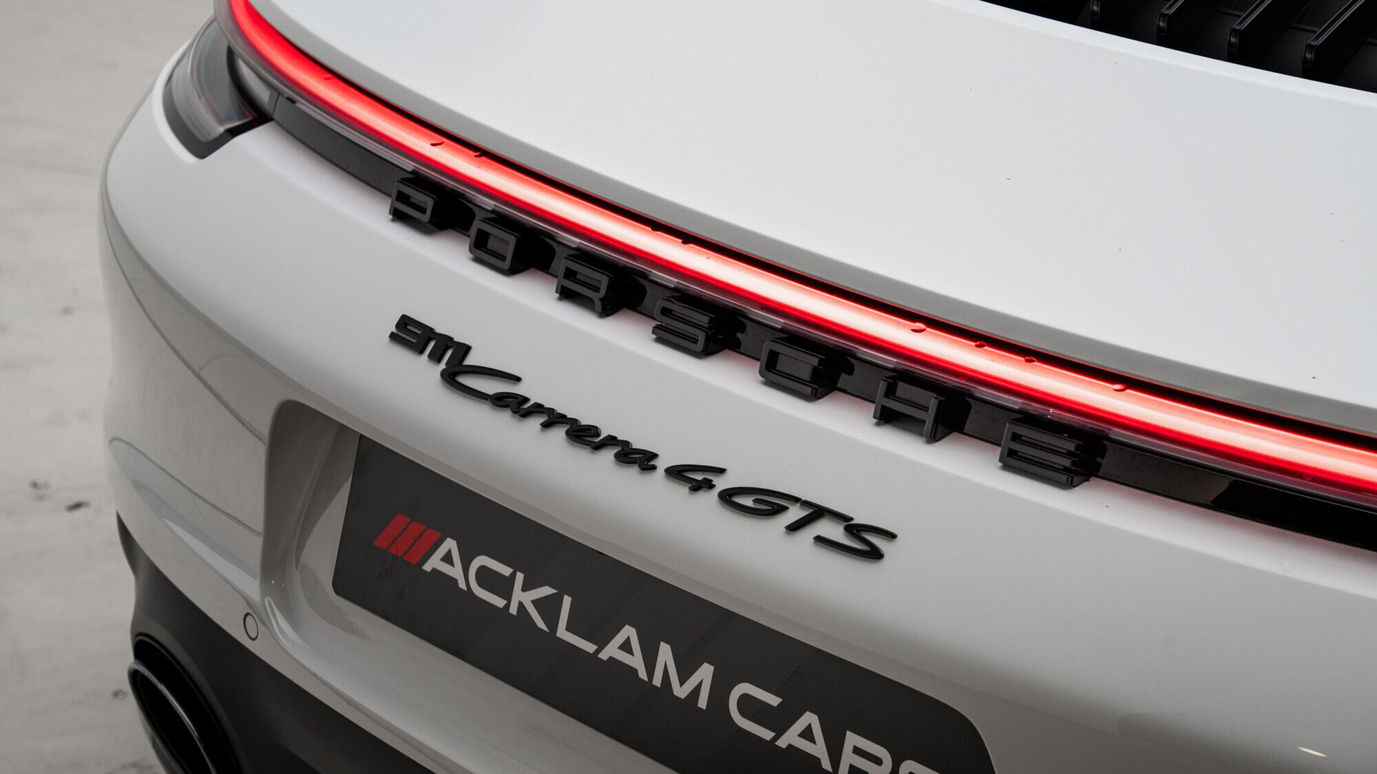Porsche 911 view 21
