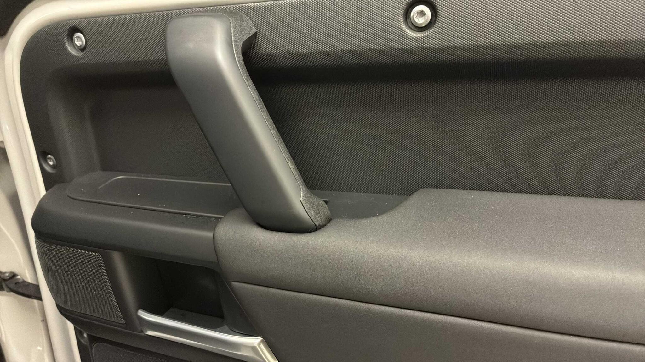 Land Rover Defender view 32