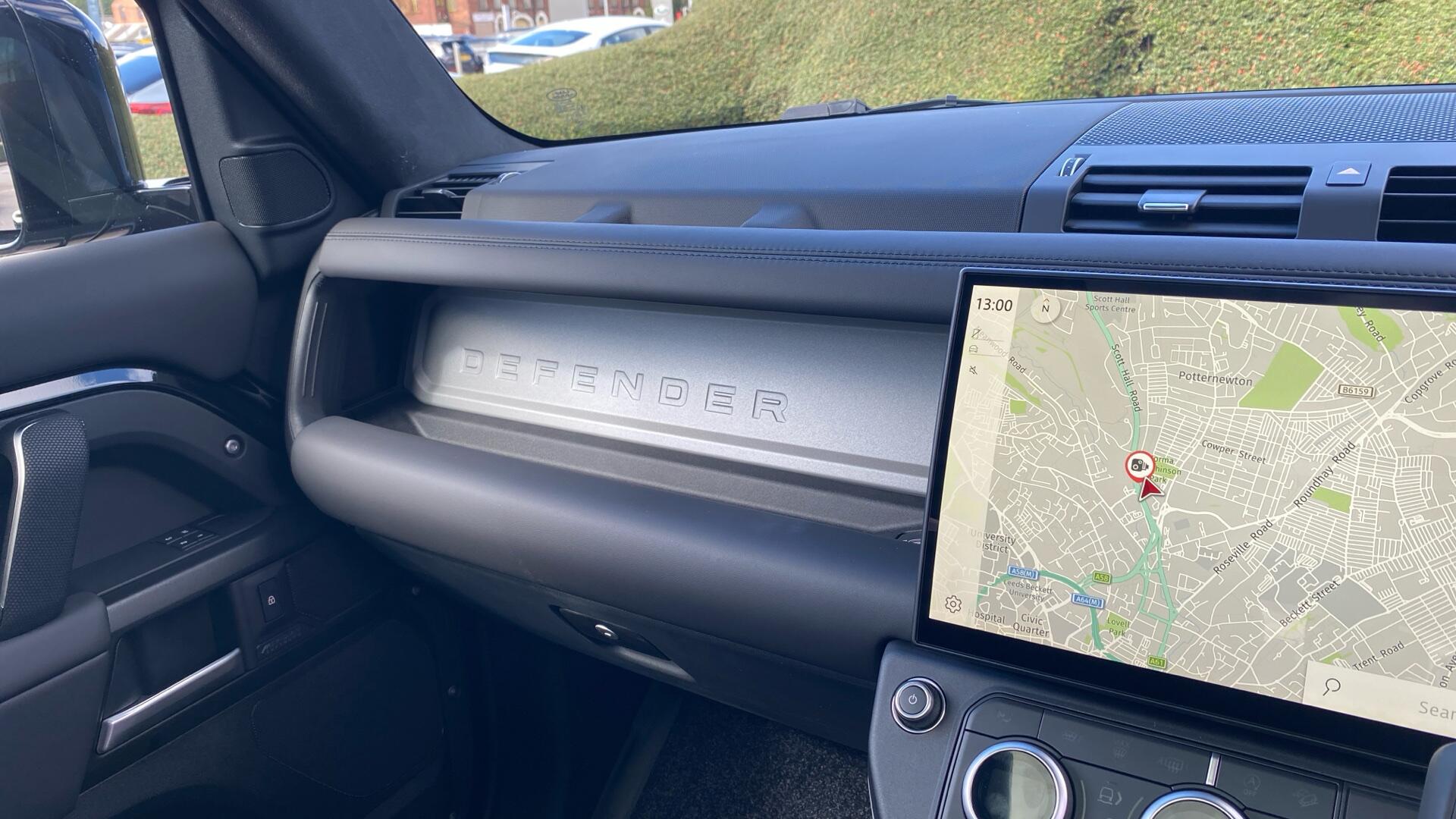 Land Rover Defender view 31