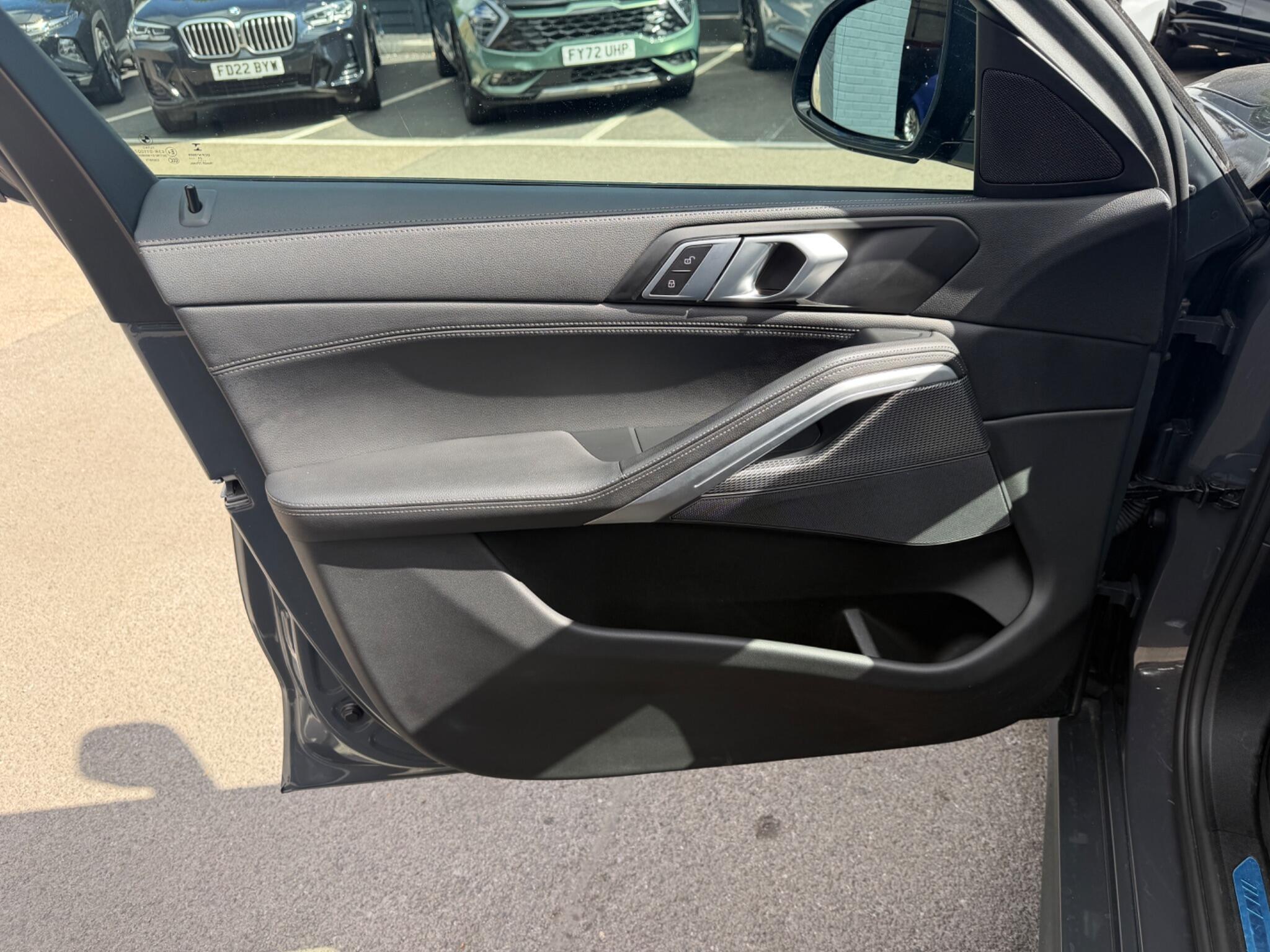 BMW X6 view 19