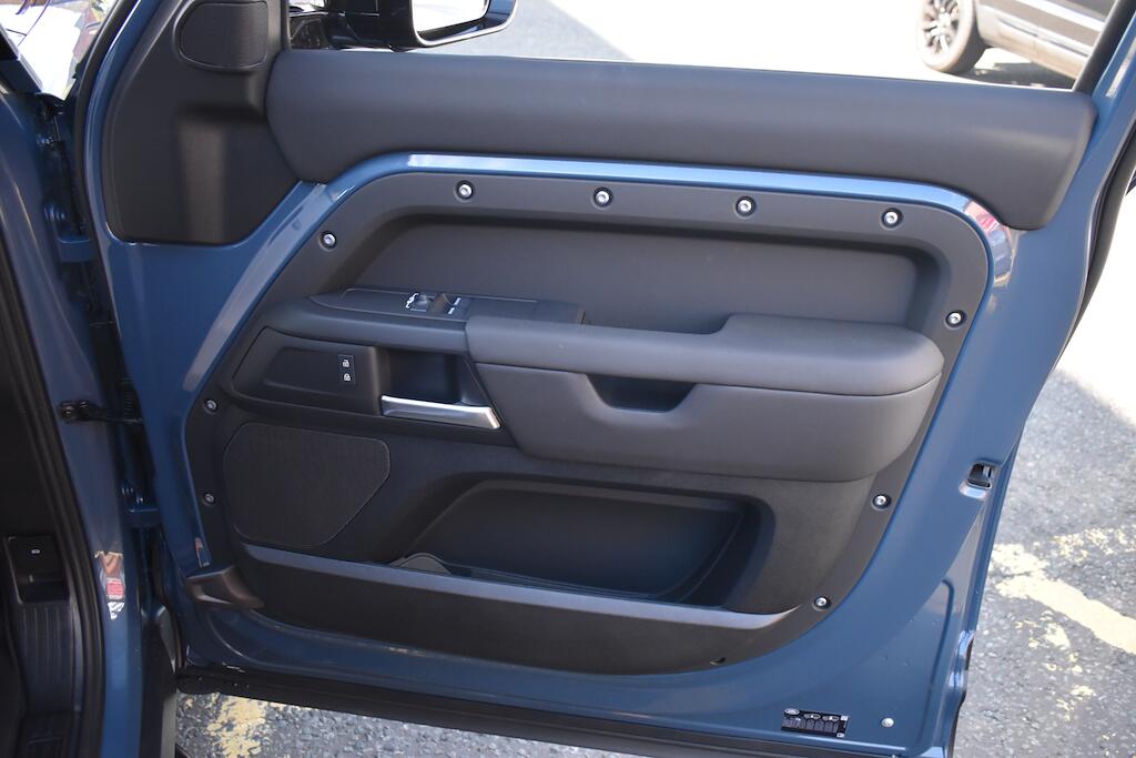 Land Rover Defender view 30