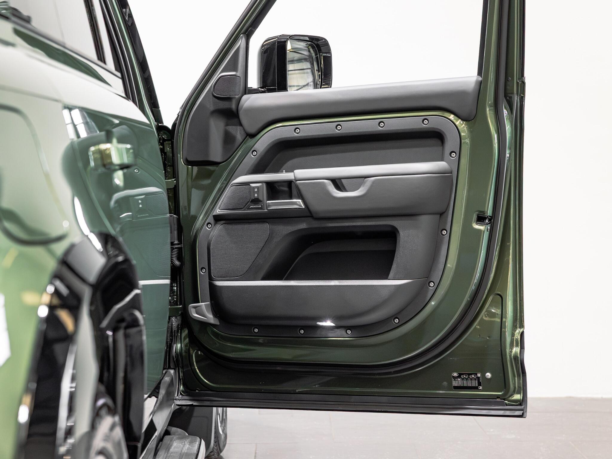 Land Rover Defender 110 view 26