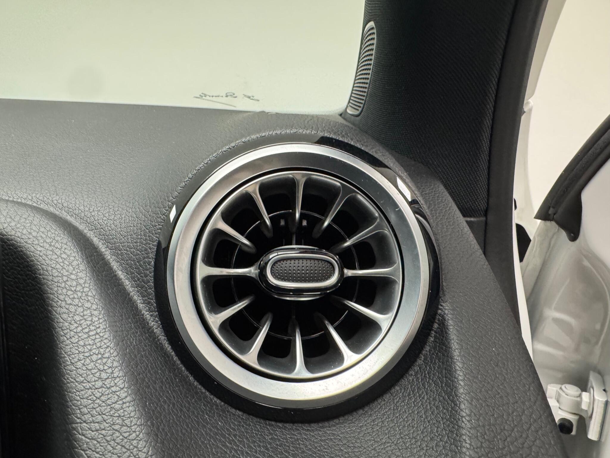 Mercedes-Benz Gla view 14