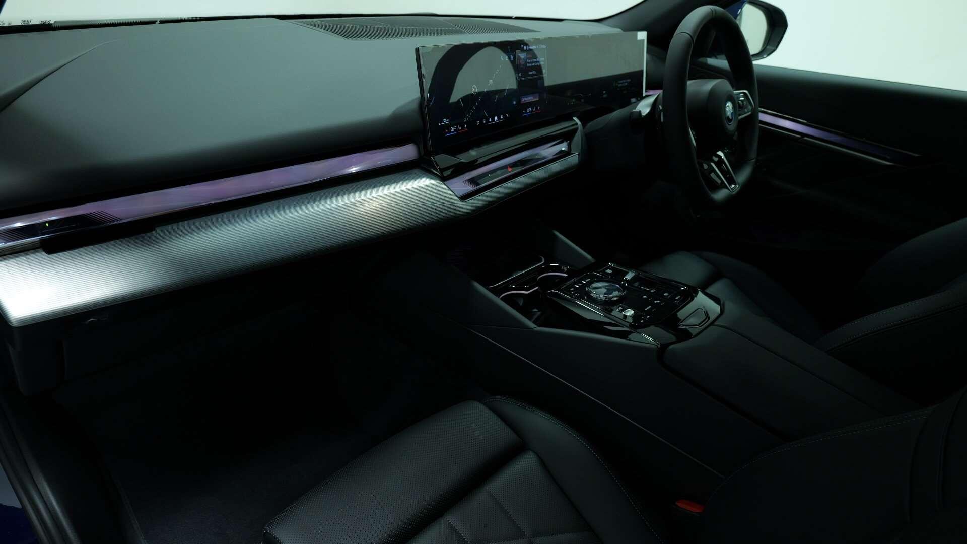 BMW 5 Series view 8