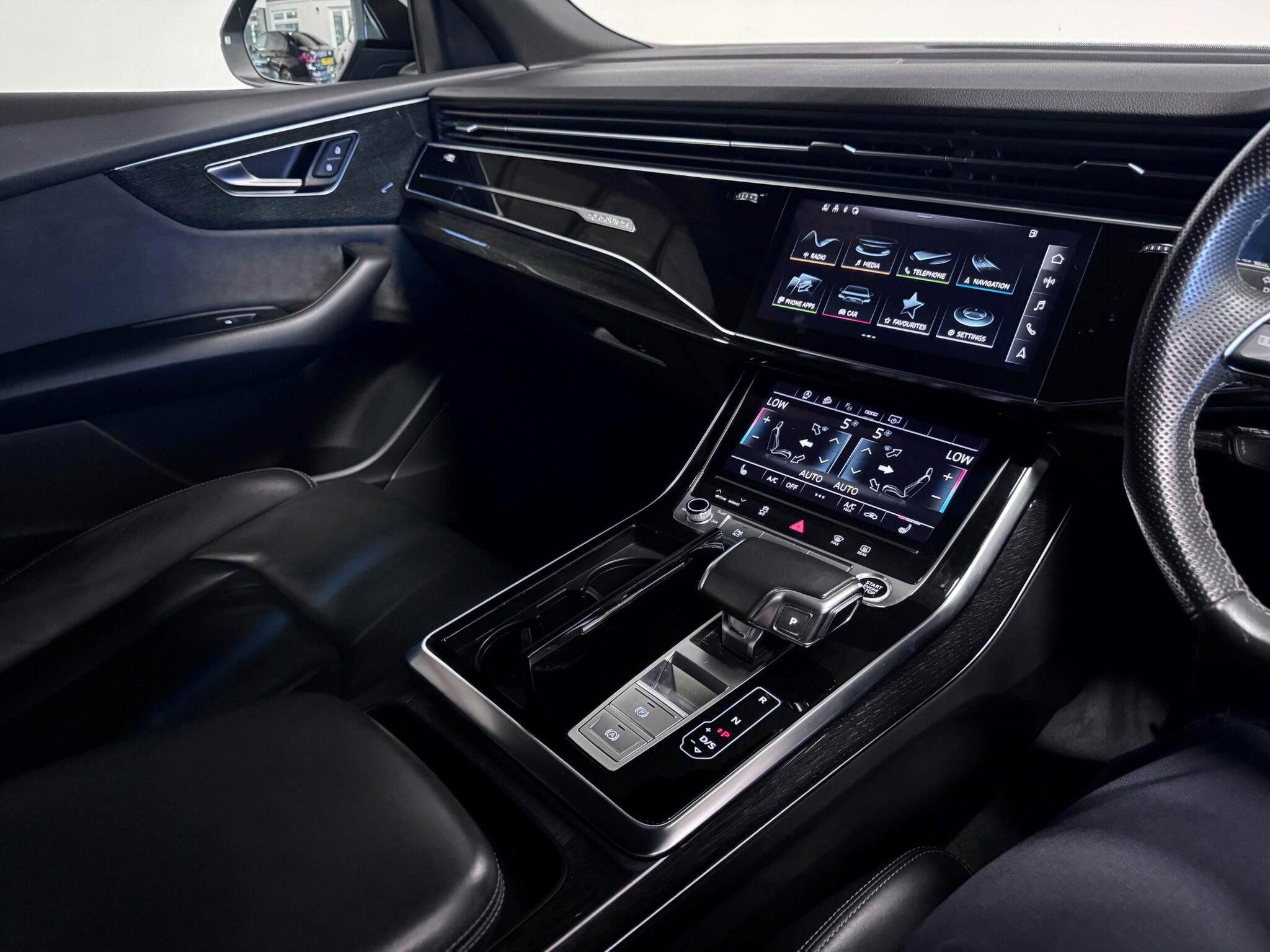 Audi Q8 view 38