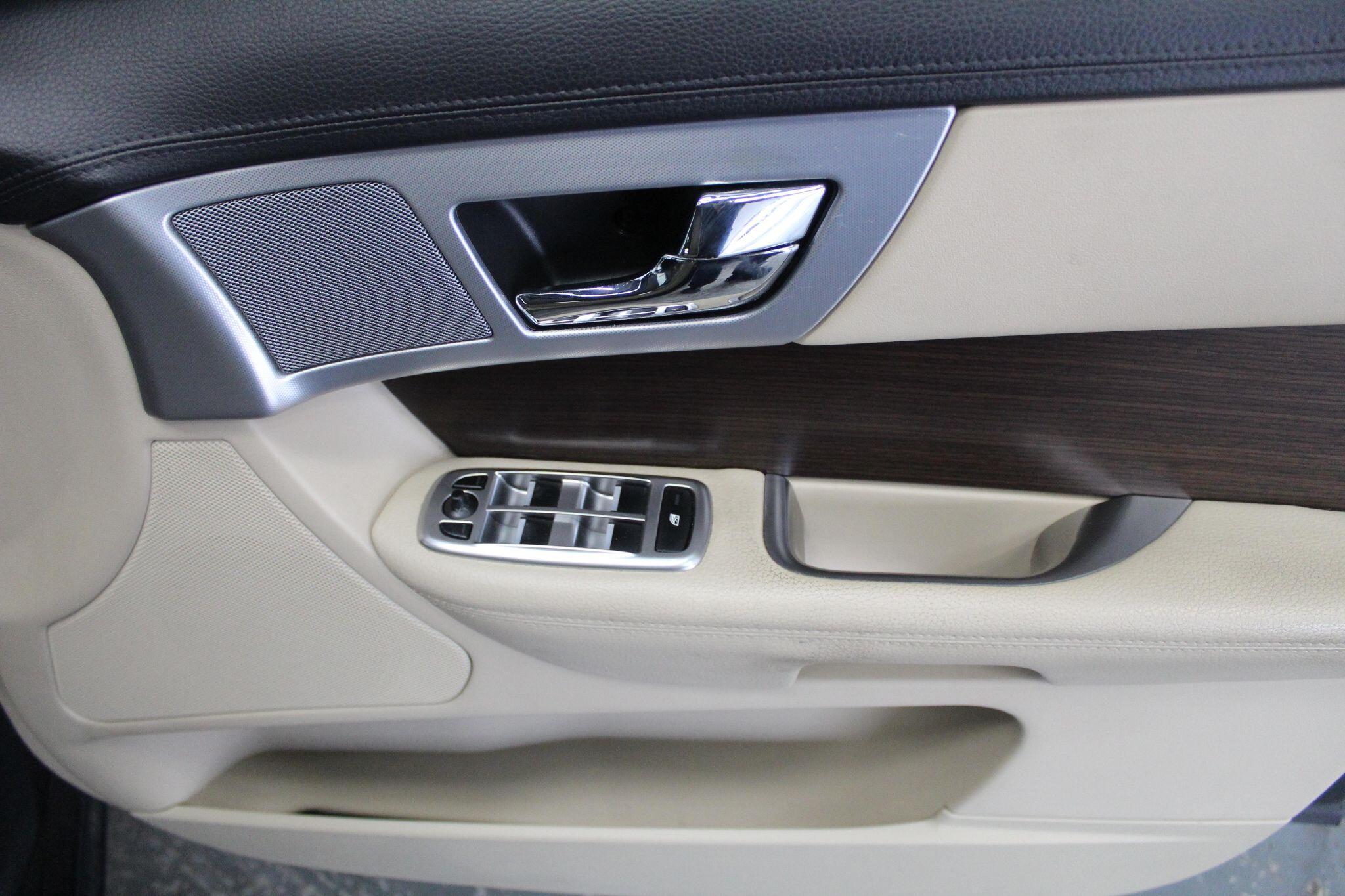 Jaguar XF view 49