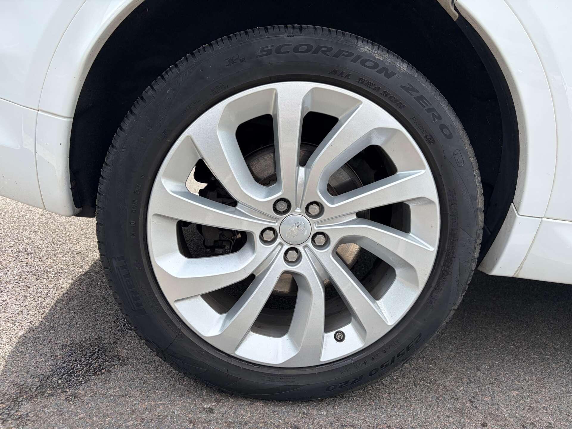 Land Rover Discovery Sport view 11