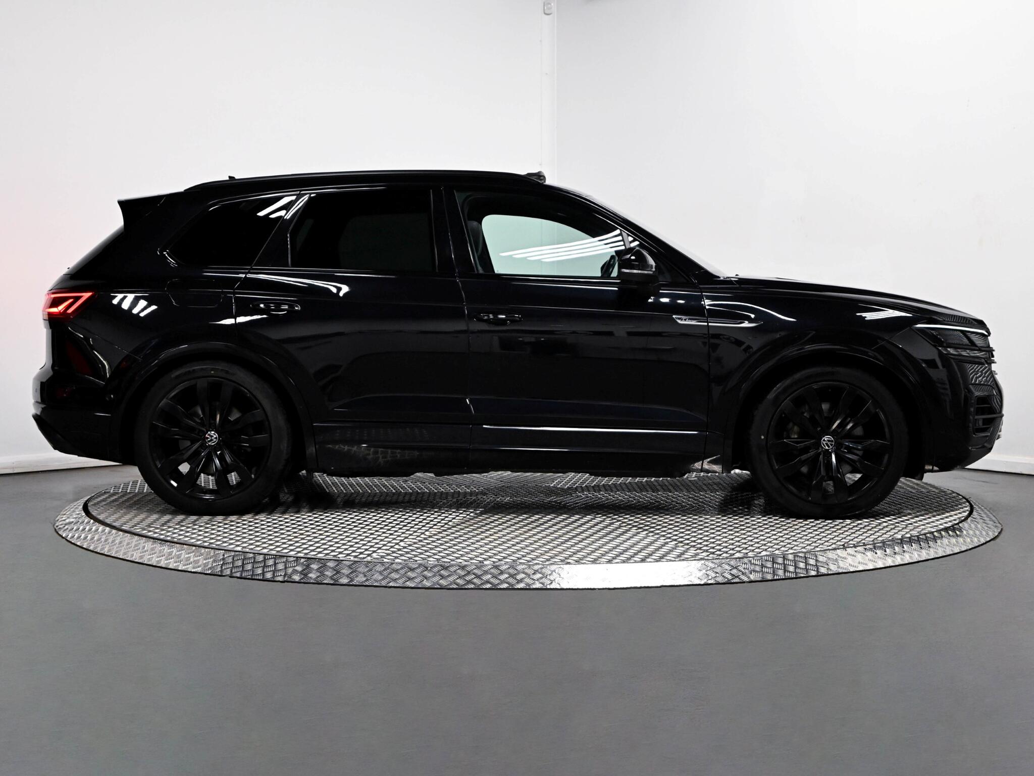 Volkswagen Touareg view 8