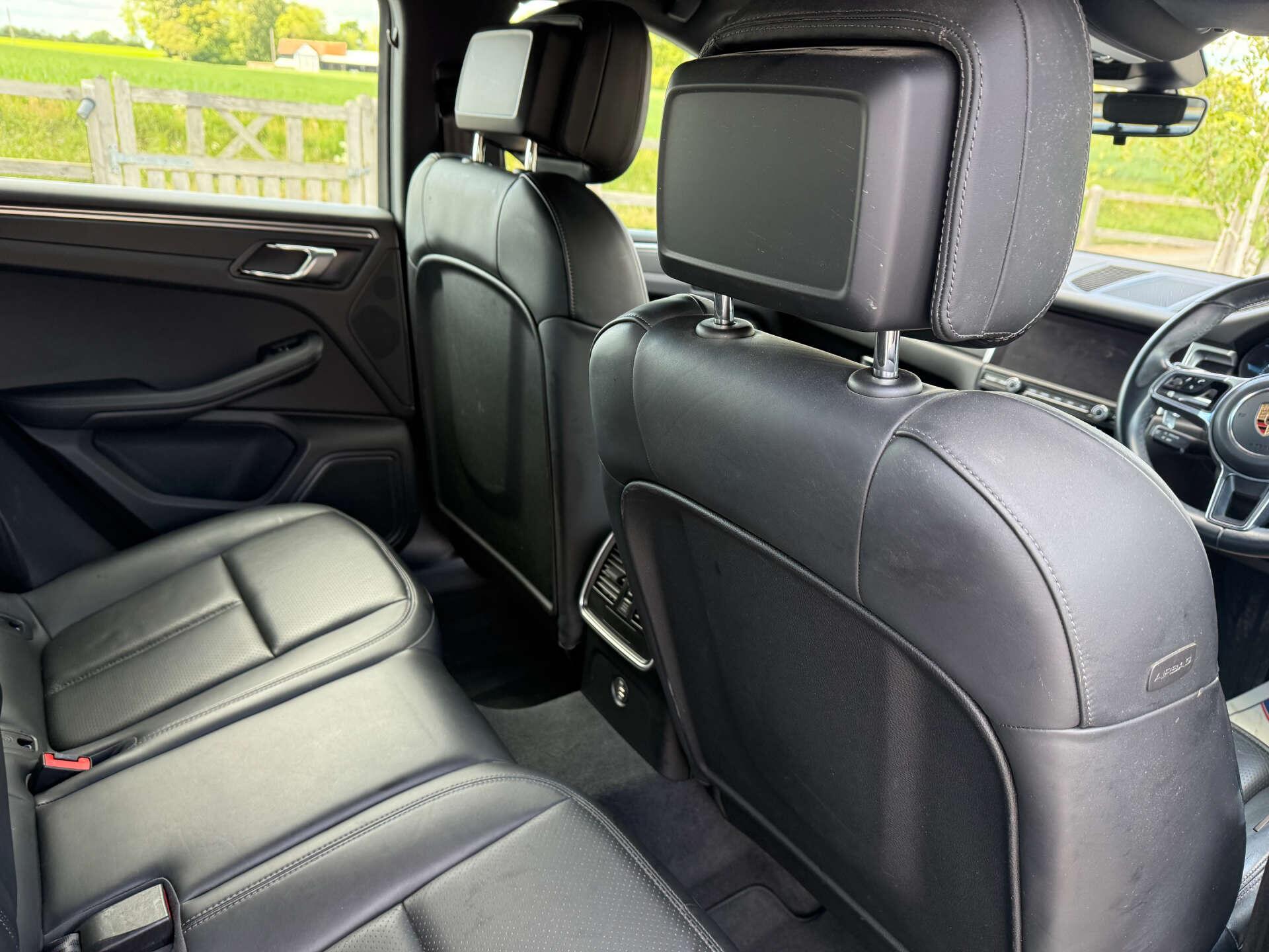 Porsche Macan view 16