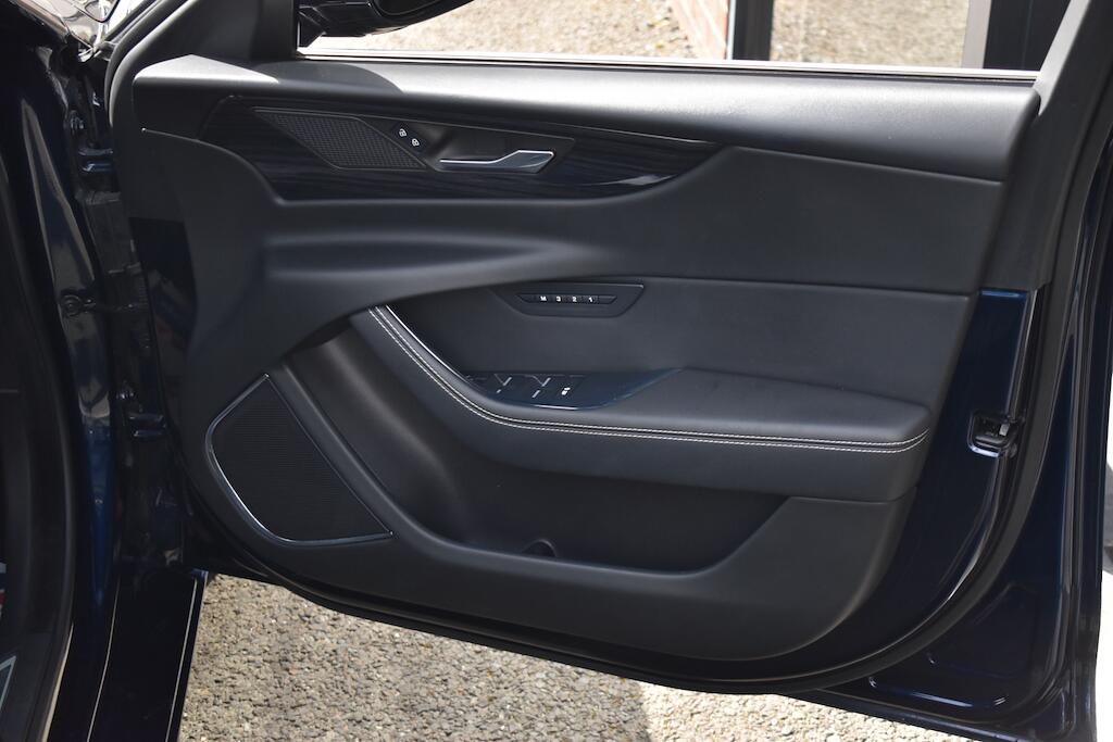Jaguar Xe view 30