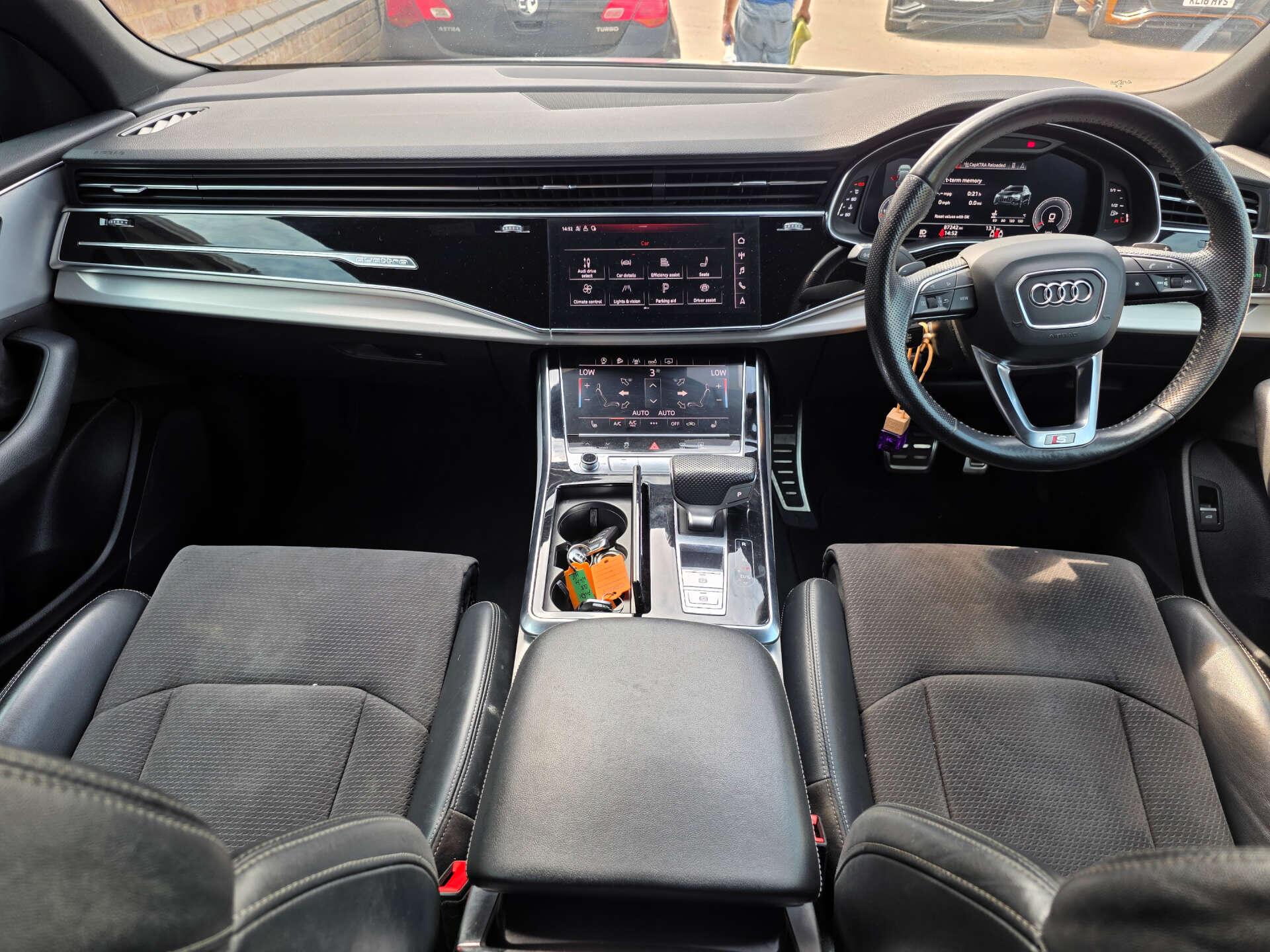 Audi Q8 view 38