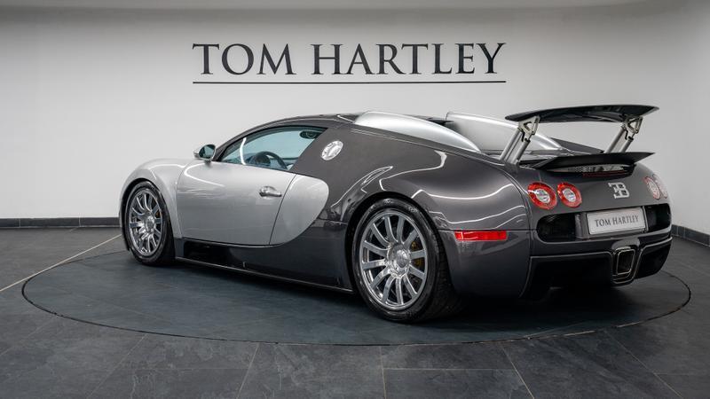 Bugatti Veyron view 5