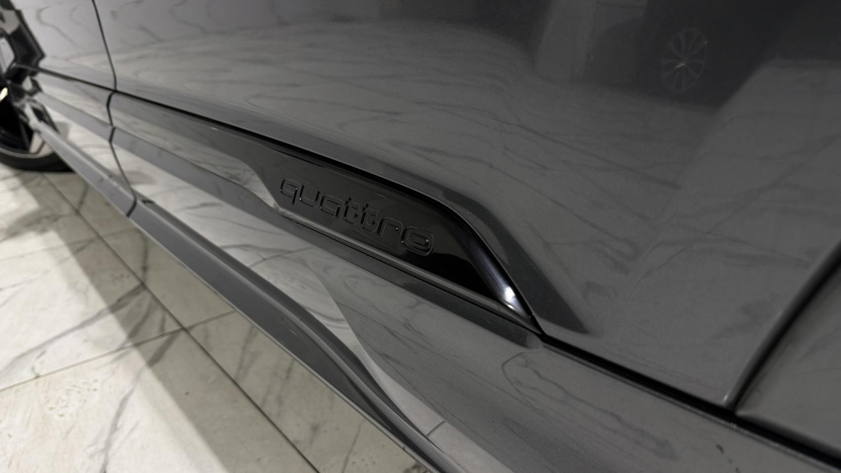 Audi Q7 view 45