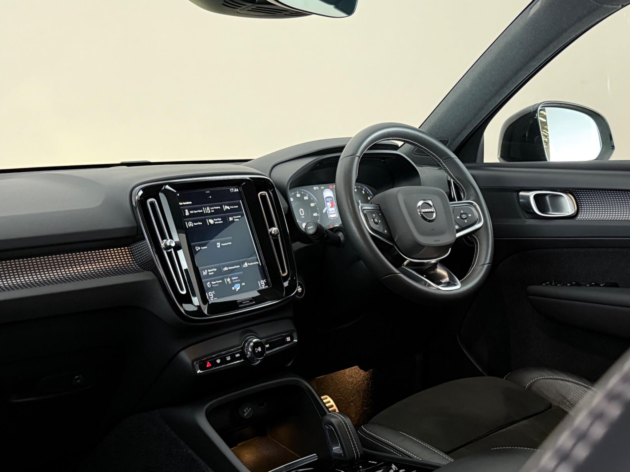 Volvo XC40 view 4