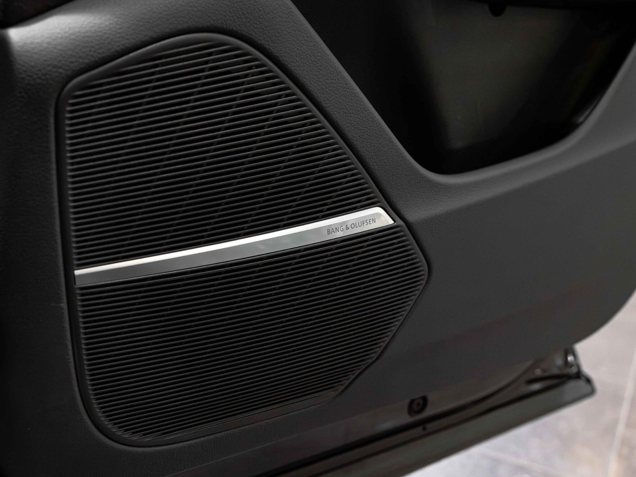 Audi SQ8 view 26