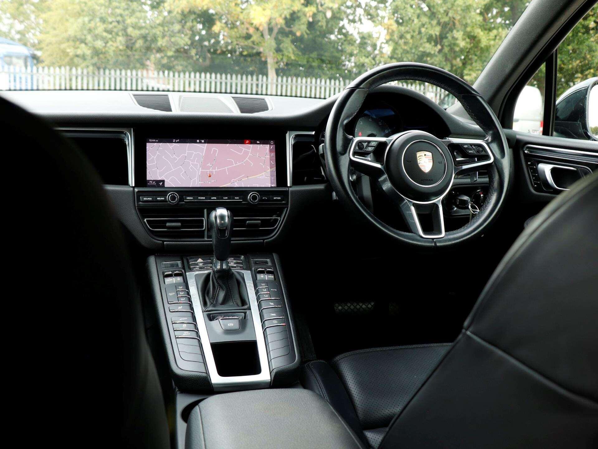 Porsche Macan view 12