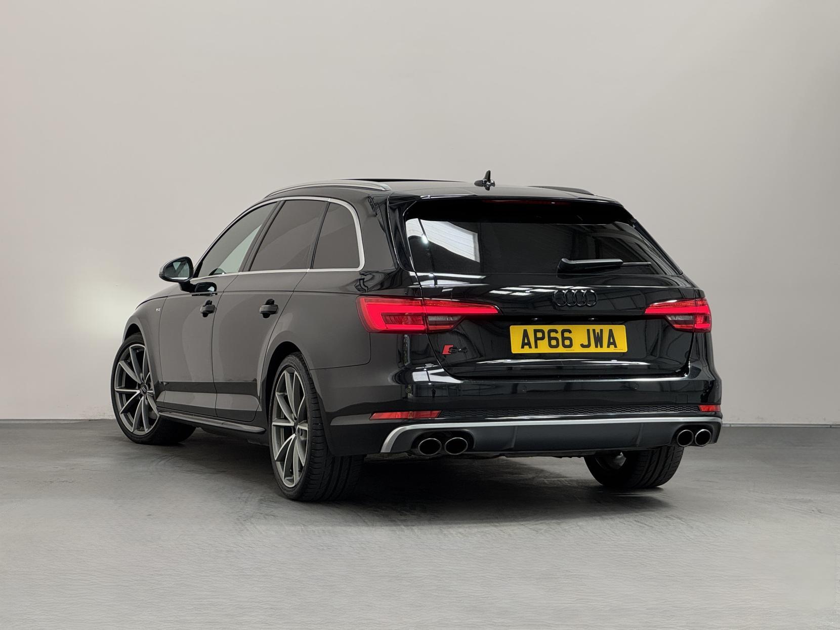 Audi S4 Avant view 10