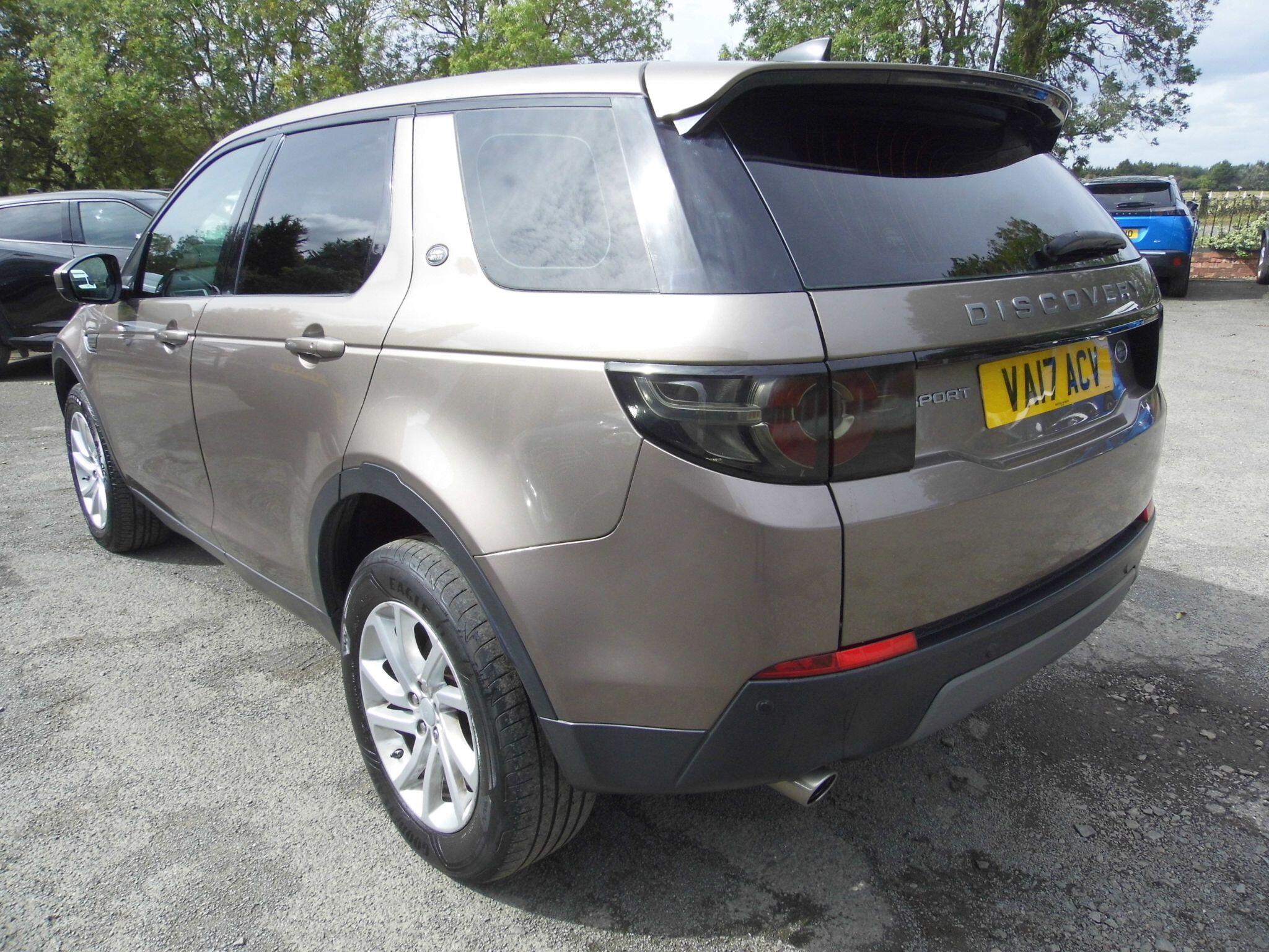 Land Rover Discovery Sport view 4