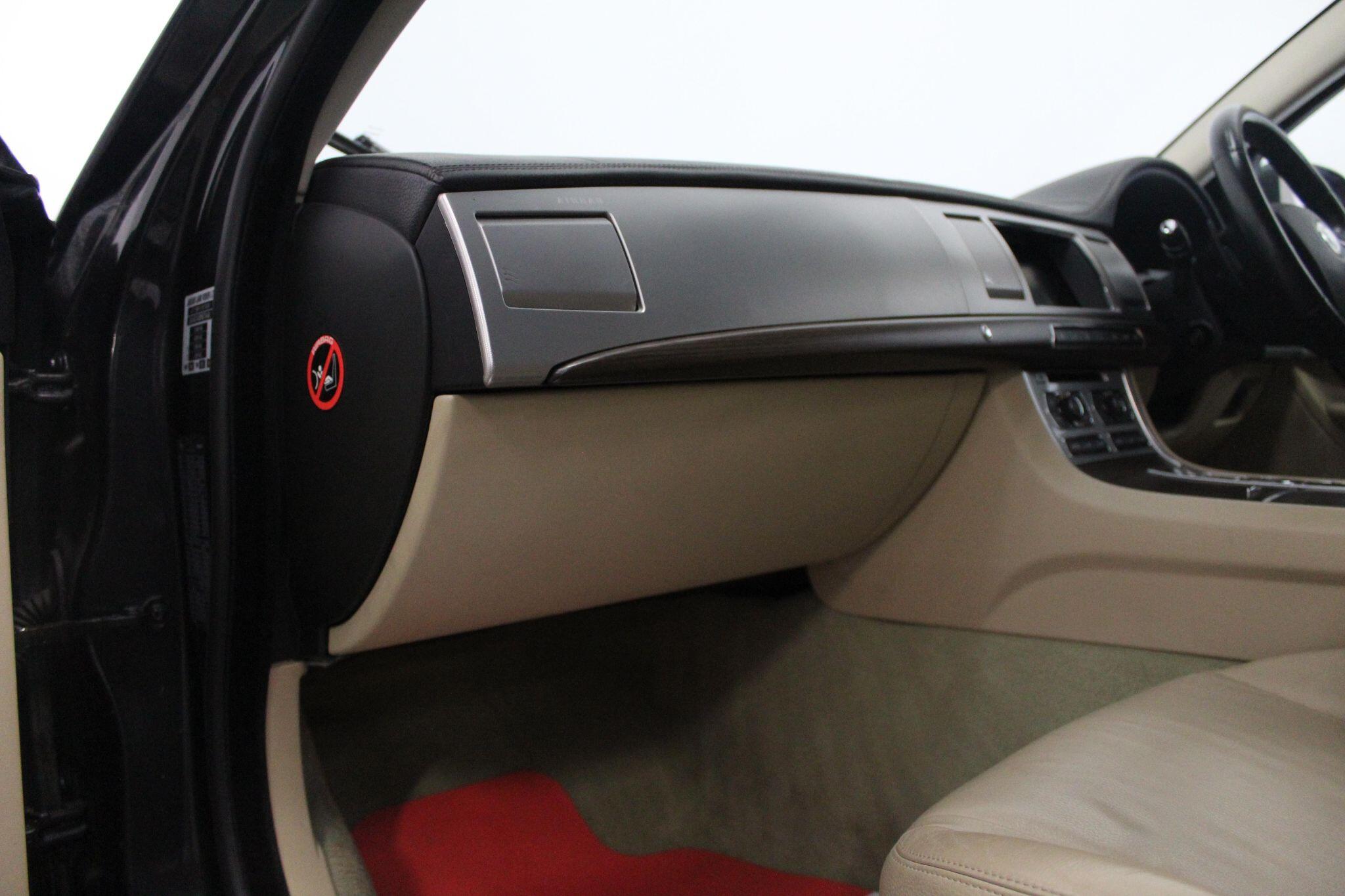 Jaguar XF view 31