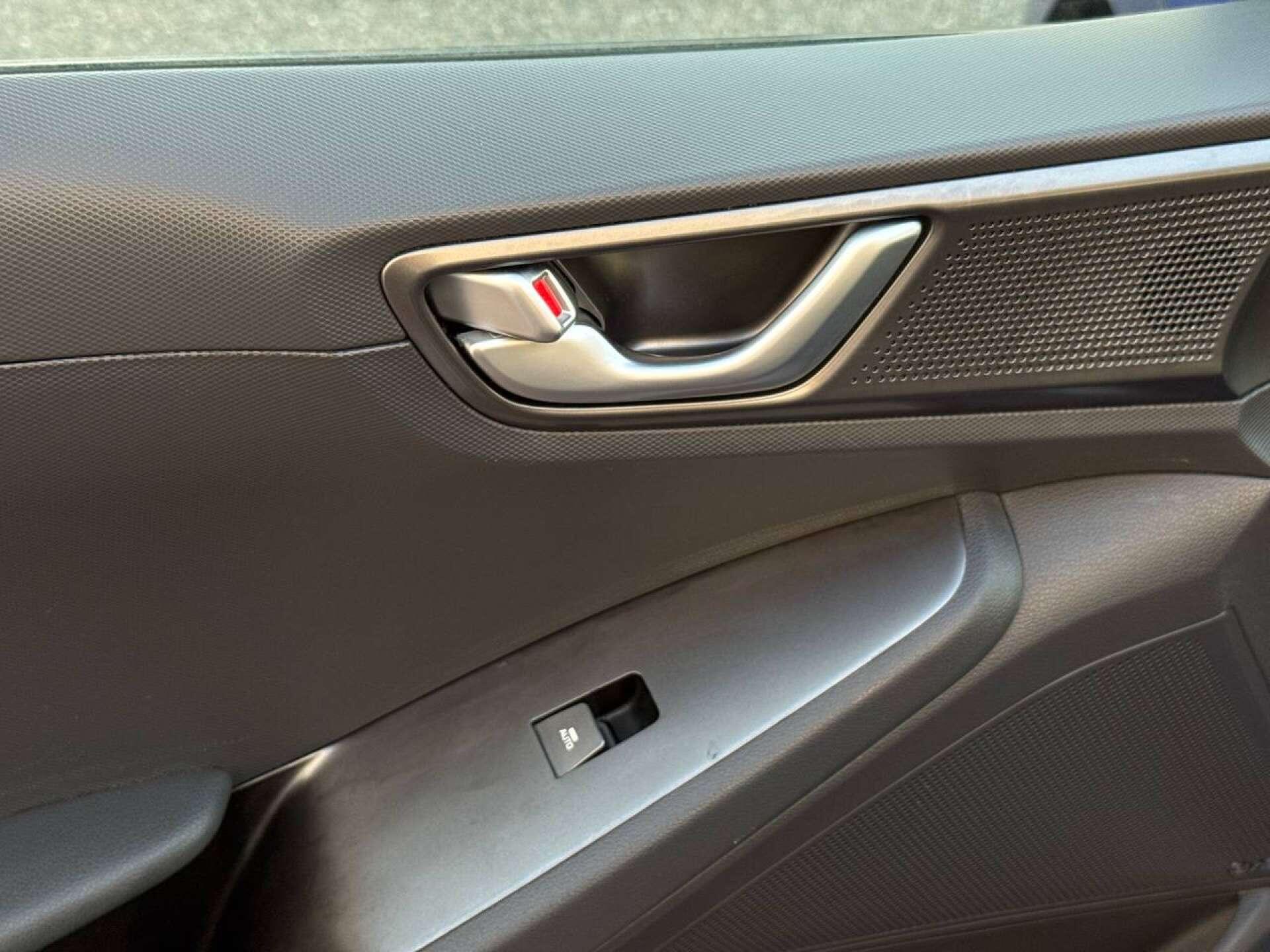 Hyundai Ioniq view 44