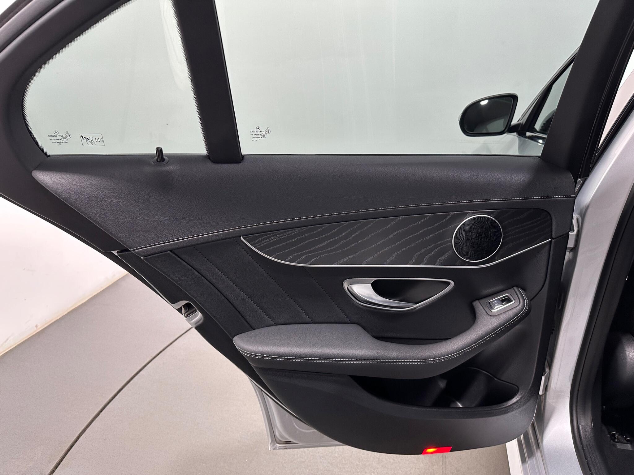 Mercedes-Benz C-Class view 42