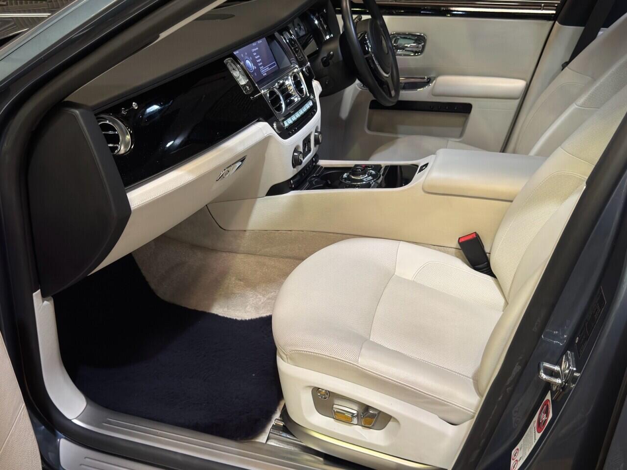Rolls-Royce Ghost view 28