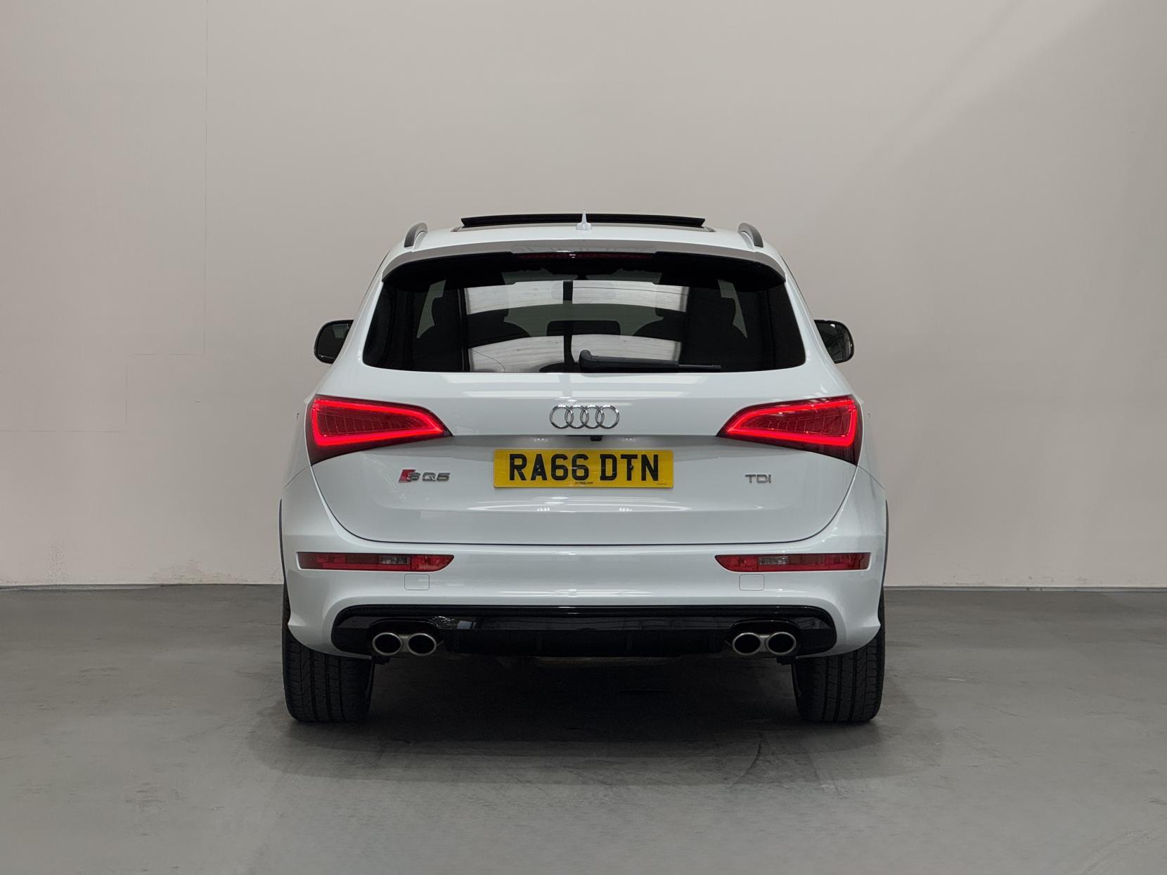 Audi SQ5 view 11