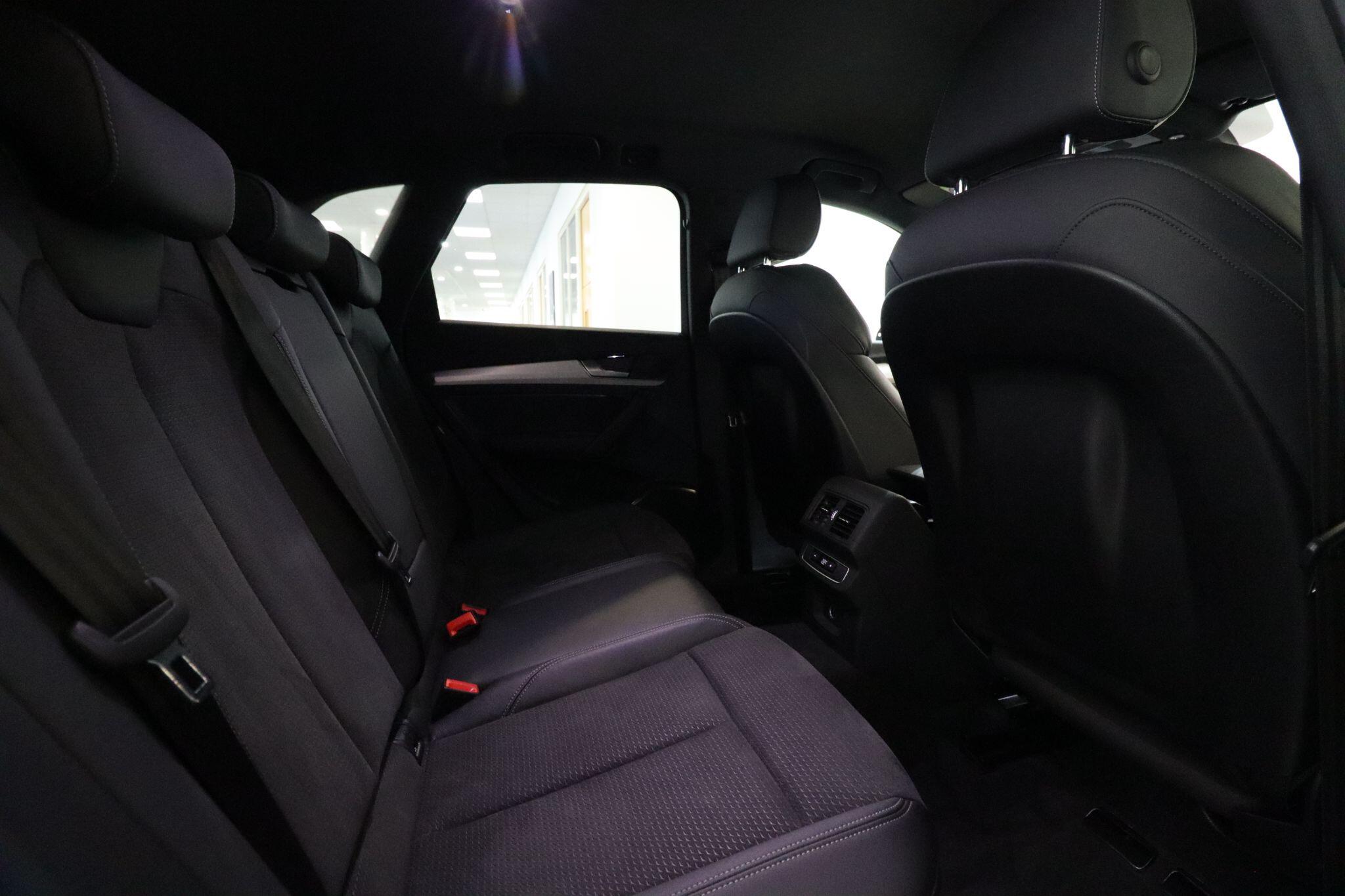 Audi Q5 view 13