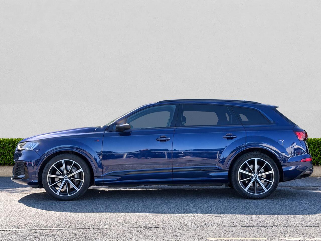 Audi Q7 view 4