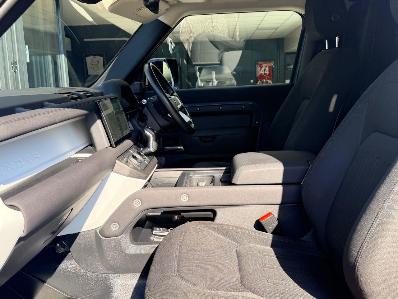 Land Rover Defender view 35