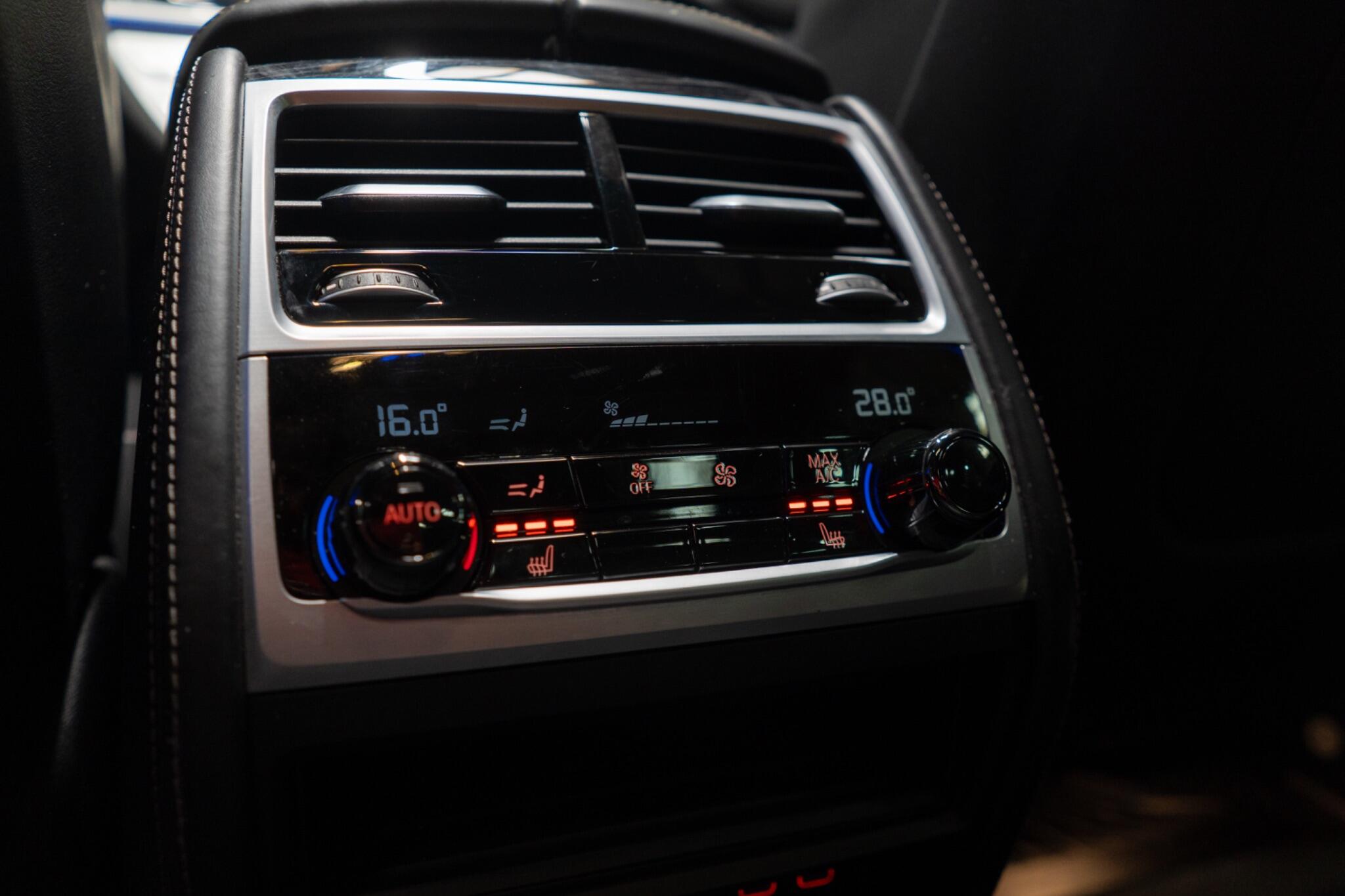 BMW 7 Series view 18