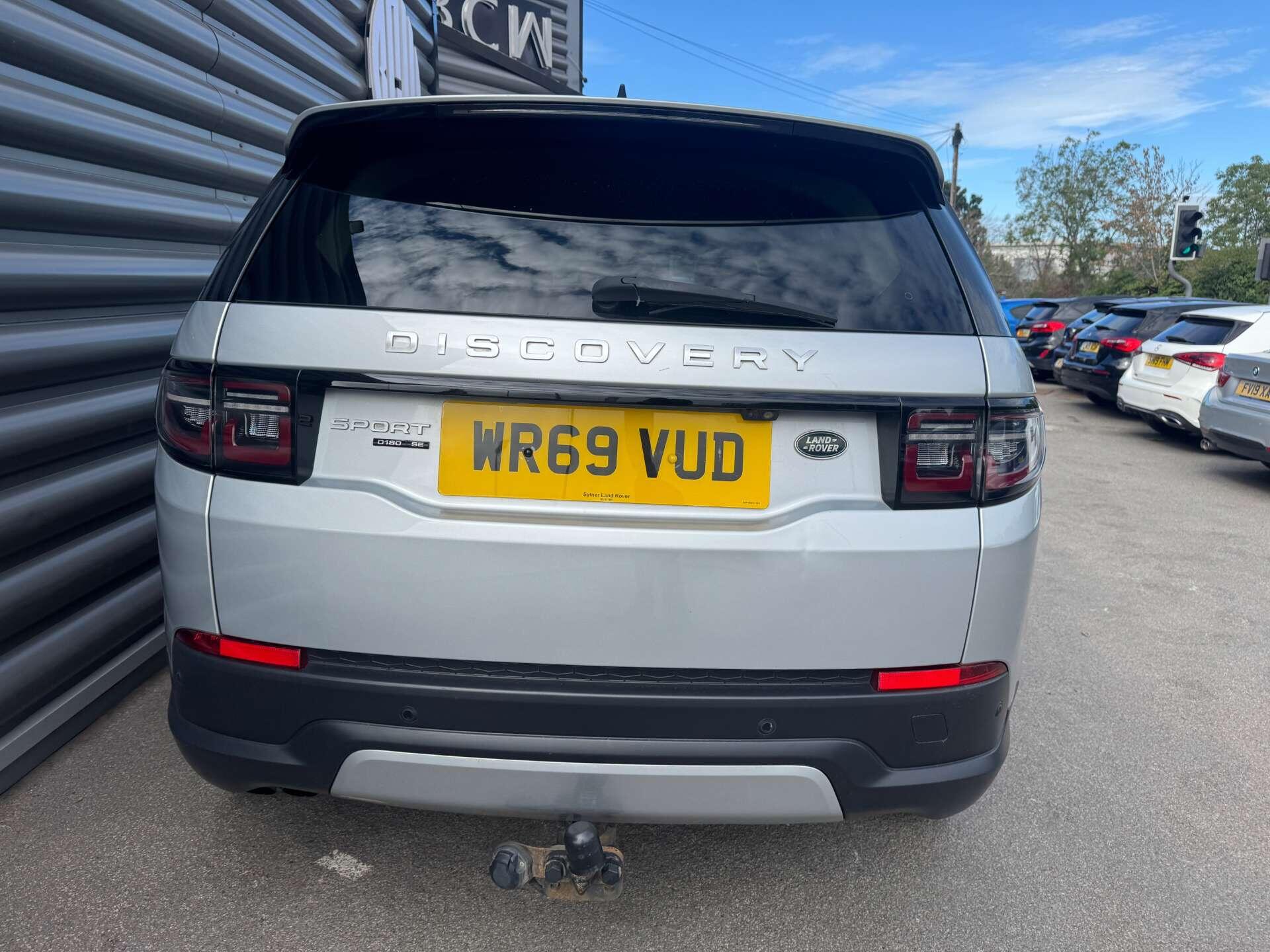 Land Rover Discovery Sport view 4