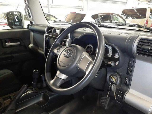 Toyota FJ Cruiser view 3