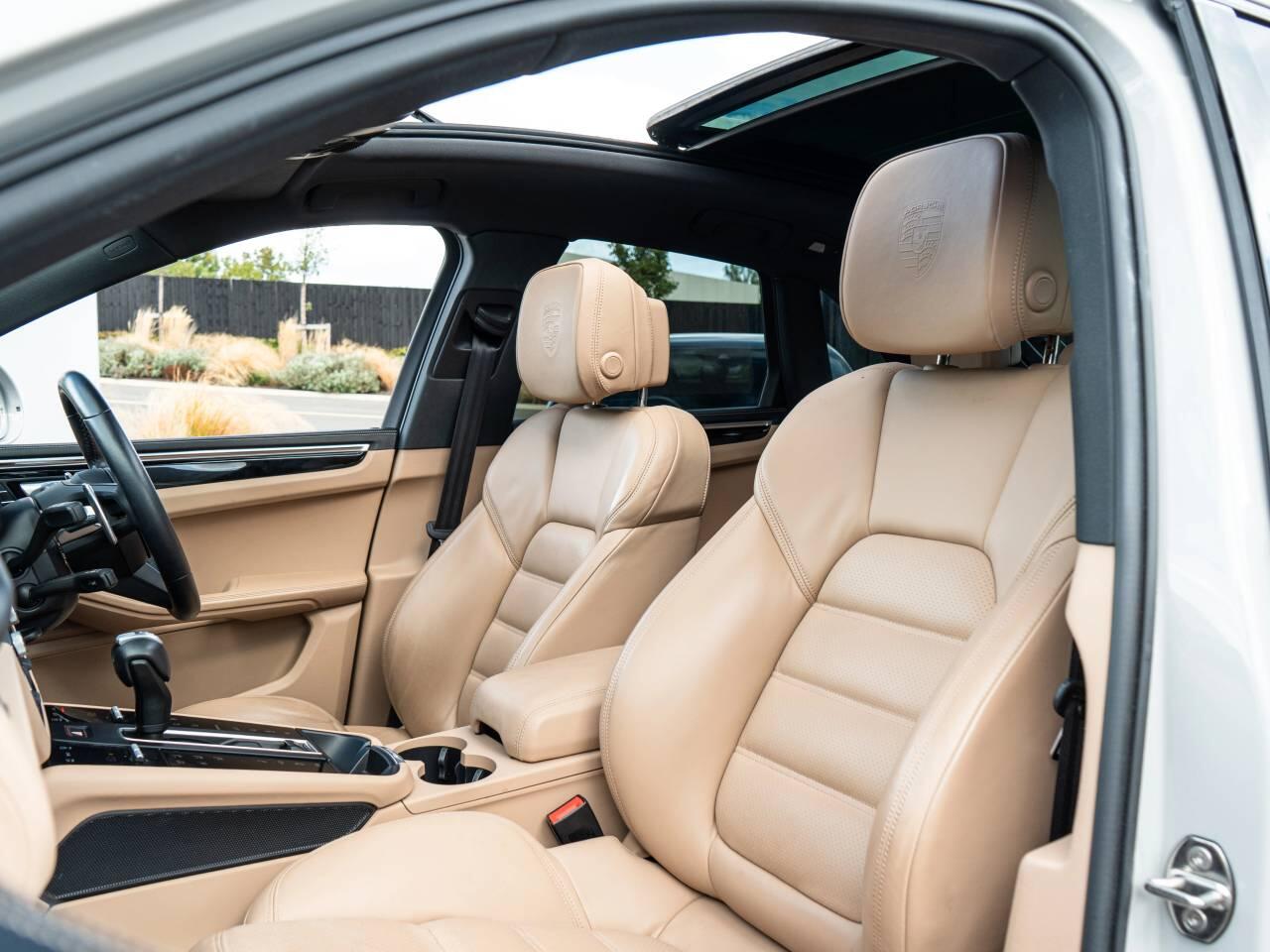 Porsche Macan view 28