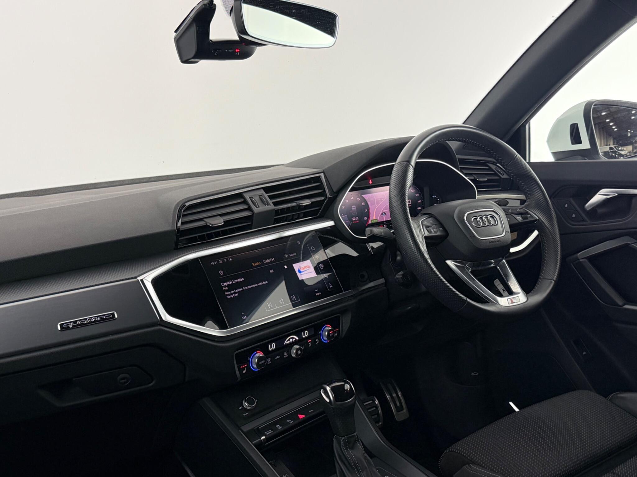 Audi Q3 view 13