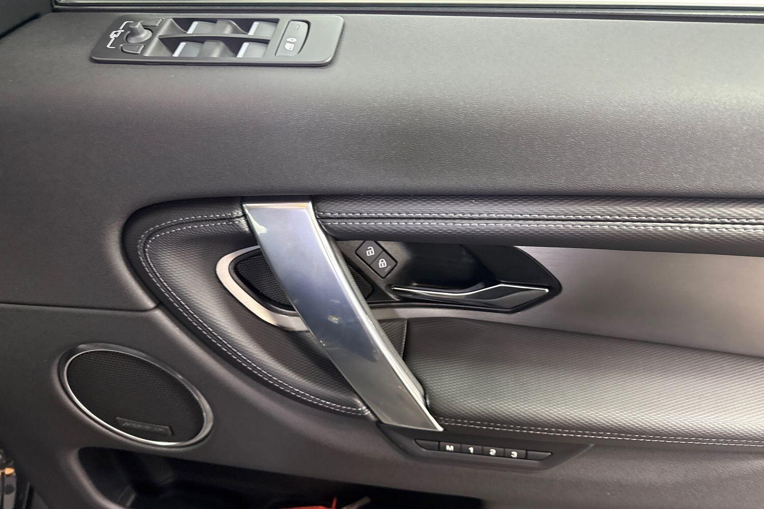 Land Rover Discovery Sport view 21